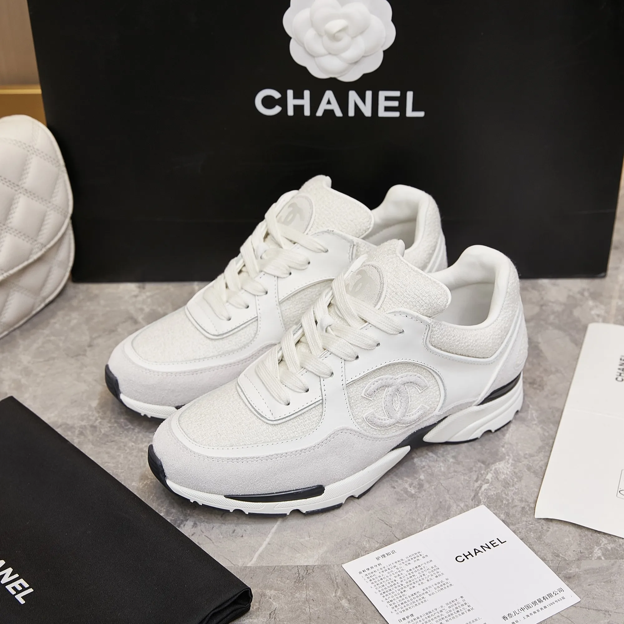 Men's shoes pP700! Chanel Chanel - 2024 counter top casual sneakers This classic design; the upper is embroidered with various techniques; the outsole is fashionable and sporty; the outsole is stylish and sporty; it incorporates a variety of color matching elements... The diversified mix and match is very good-looking and versatile, casual, fashionable, sports, and outdoor can be taken into account... ꫛꫀꪝ Go➫ Material: ❶Upper made of: original imported high silk cowhide suede + small fragrance fabric ❷Inner use: Original imported breathable sheepskin lining ❸ Outsole based on: Original TPU combination outsole Special counter boutique packaging complete set Women 35–41 Men 38-45